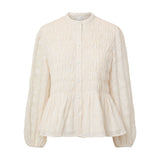 Hvid skjorte med smock, broderede blomster, høj krave og knapper foran, set forfra