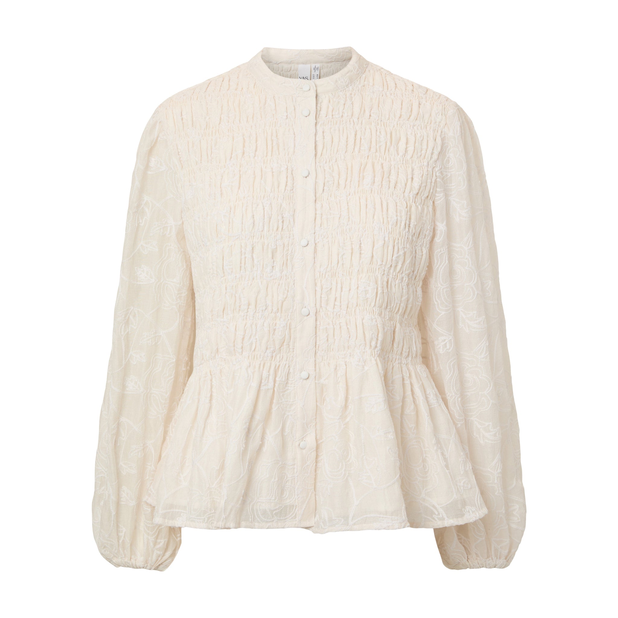 Hvid skjorte med smock, broderede blomster, høj krave og knapper foran, set forfra
