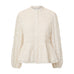 Hvid skjorte med smock, broderede blomster, høj krave og knapper foran, set forfra