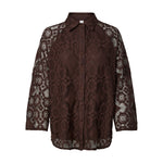 Brun bluse i blonde med blomstermønster, krave og knapper foran, set forfra