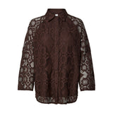 Brun bluse i blonde med blomstermønster, krave og knapper foran, set forfra