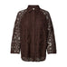 Brun bluse i blonde med blomstermønster, krave og knapper foran, set forfra