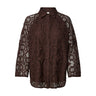 Brun bluse i blonde med blomstermønster, krave og knapper foran, set forfra