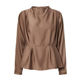 Beige bluse fra YAS i farven Fungi forfra med høj krave, læg ved skuldrene og skød i taljen