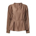 Beige bluse fra YAS i farven Fungi forfra med høj krave, læg ved skuldrene og skød i taljen