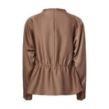 Beige bluse fra YAS bagfra med lynlås i nakken, rynker i taljen og lange ærmer