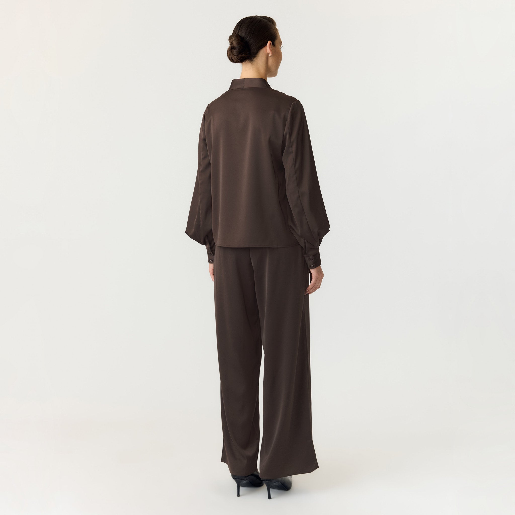 Model i brun Yaspella bluse fra YAS set bagfra, stylet med brune vide bukser